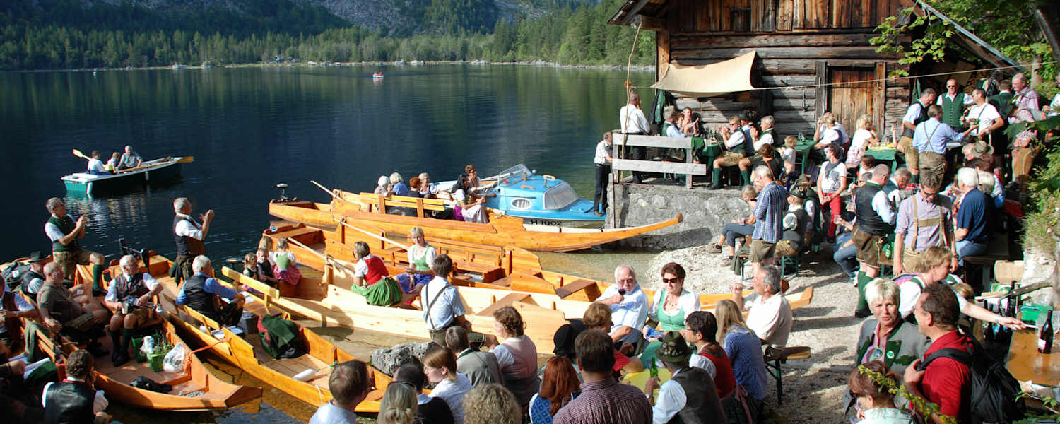 Bei der Lechthütte am Seeufer wird aufgespielt