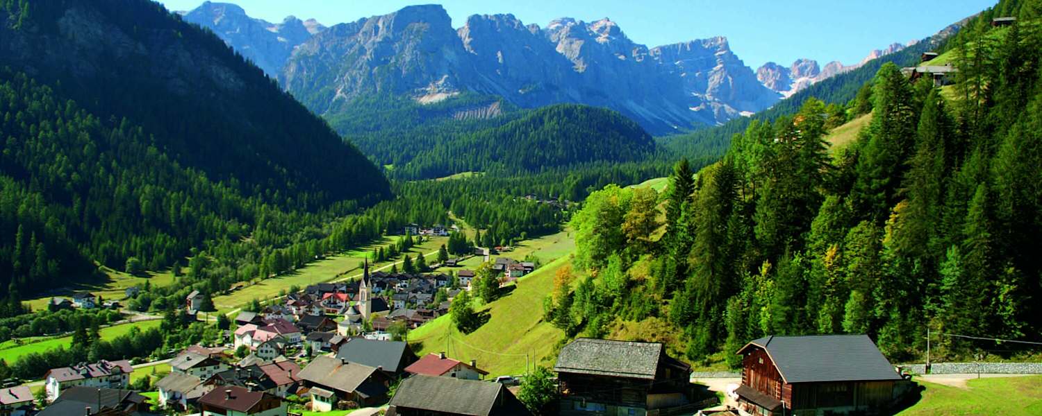 Lungiarü am Eingang zum Naturpark Puez-Geisler im Dolomiten UNESCO Welterbe
