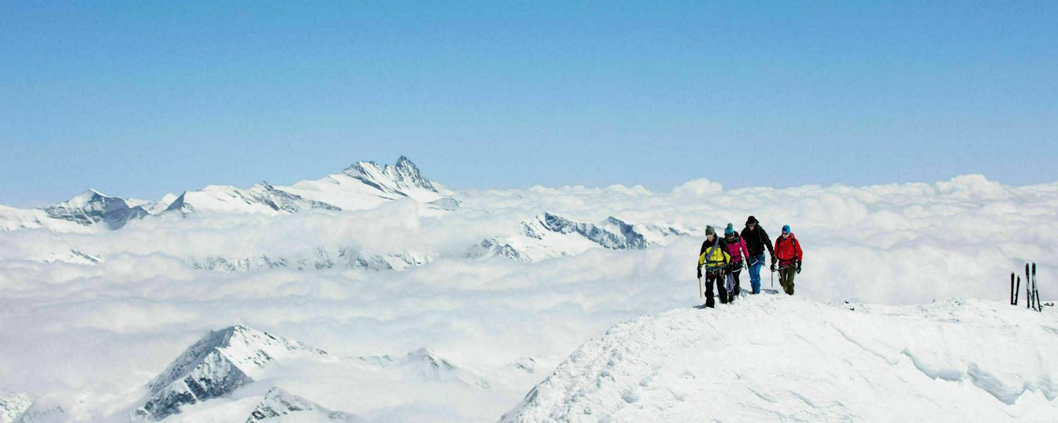 Am Gipfelgrat des Großvenedigers, im Hintergrund der Großglockner