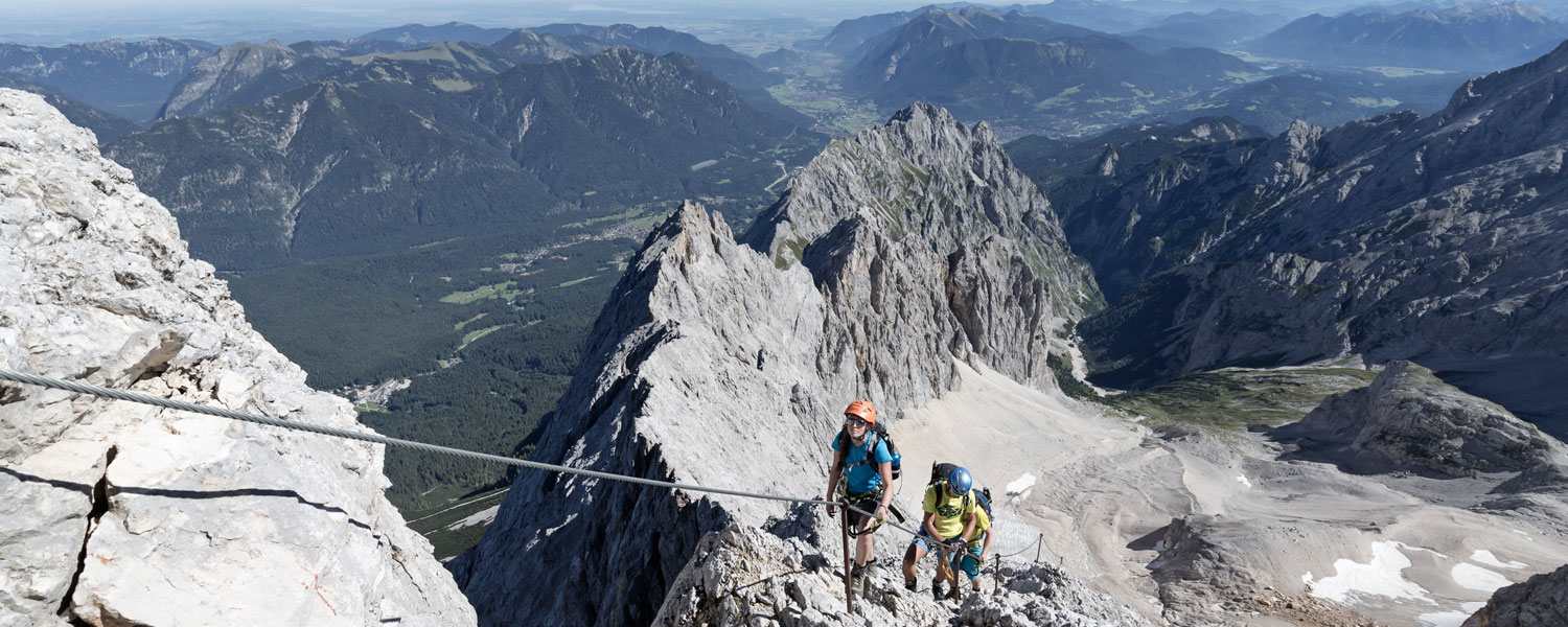Ein beeindruckender Ausblick: die Zugspitze (2.962 m, ganz rechts) und das Zugspitzmassiv, vom Wank aus gesehen.