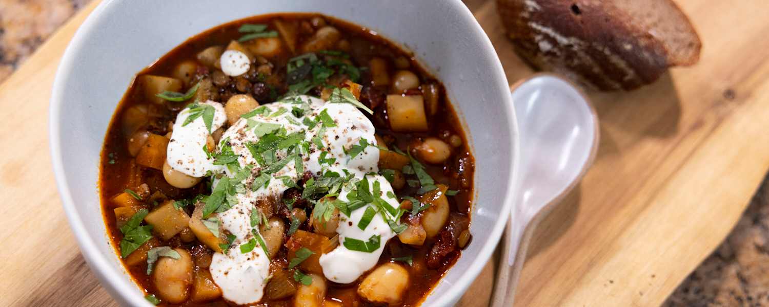 Frisch angerichtet: Linseneintopf mit weißen Bohnen und Speck