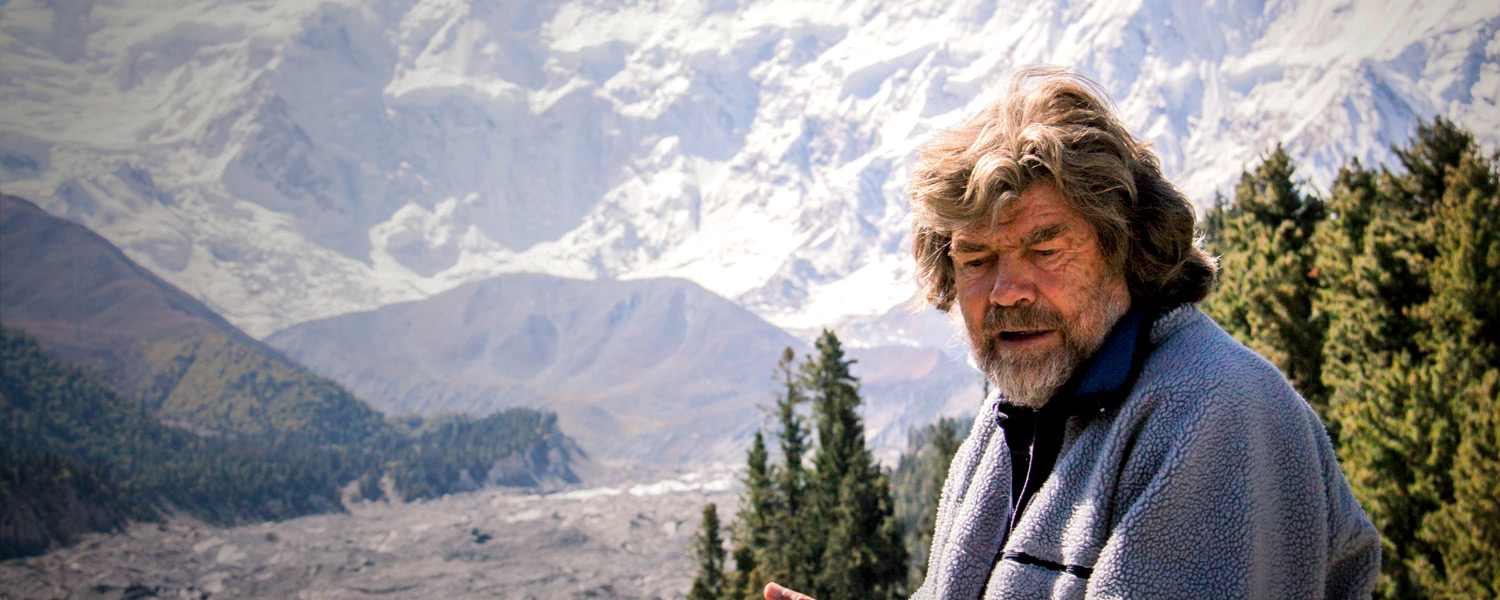 Reinhold Messner vor dem Nanga Parbat