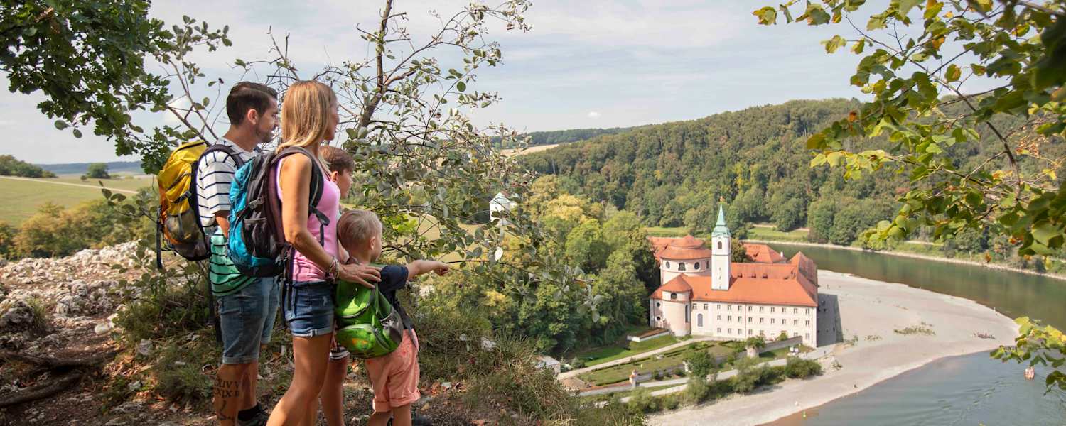 Blick vom Jurasteig auf das Kloster Wellenberg am Donaudurchbruch