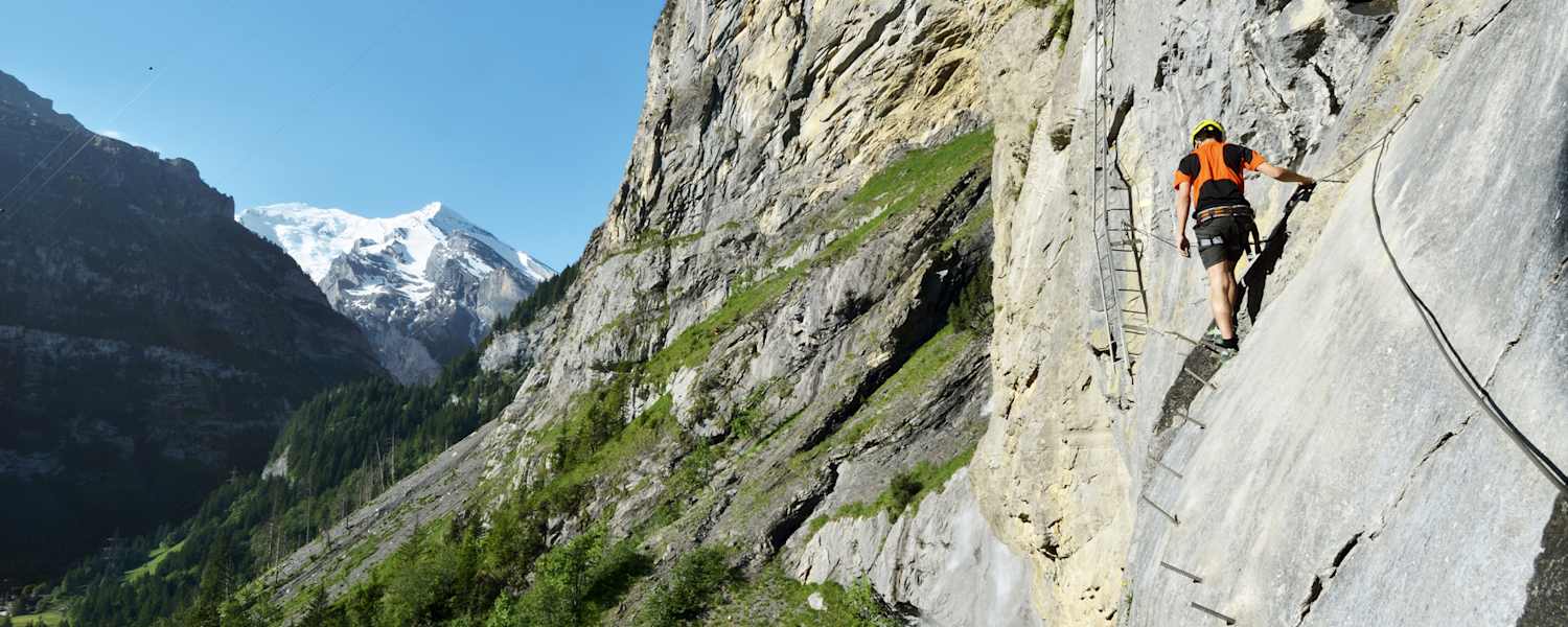 Querung im unteren Teil des Klettersteigs, Balmhorn und Altels im Hintergrund.
