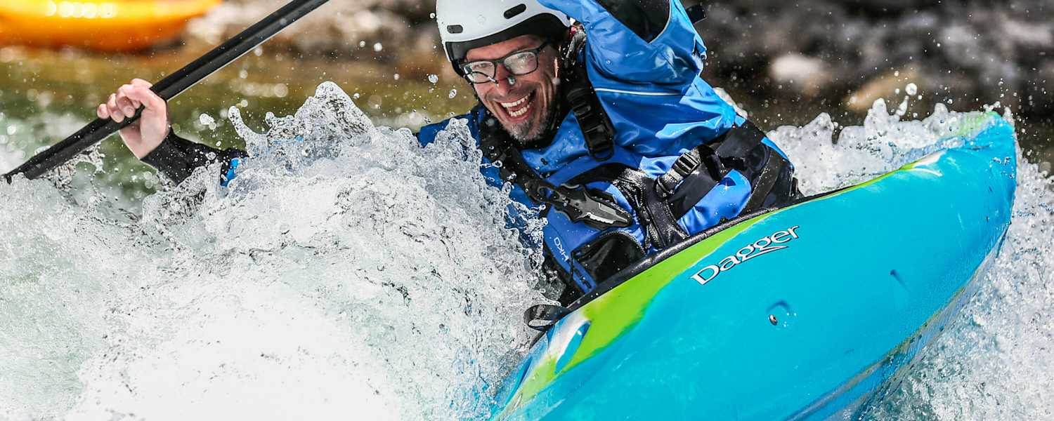 Kanufahrer im Wildwasser