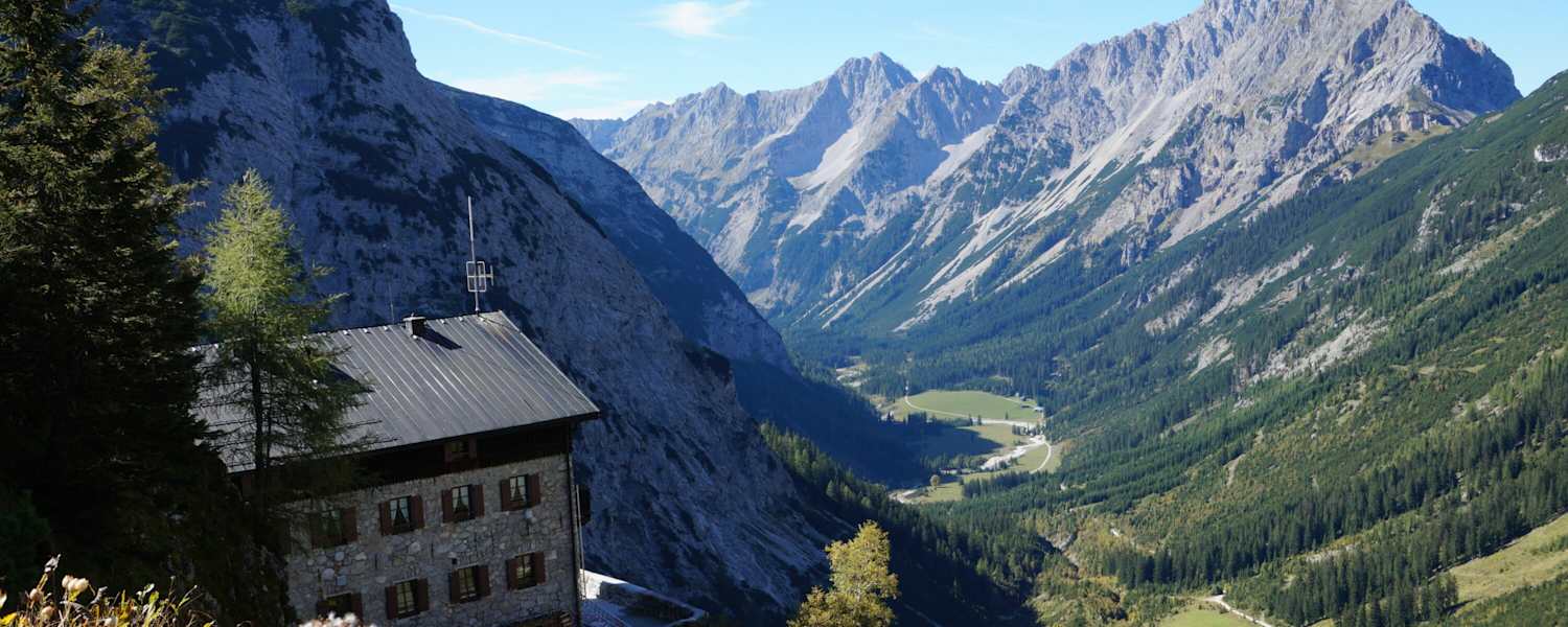 Das Karwendelhaus vor einem beeindruckenden Bergpanorama 