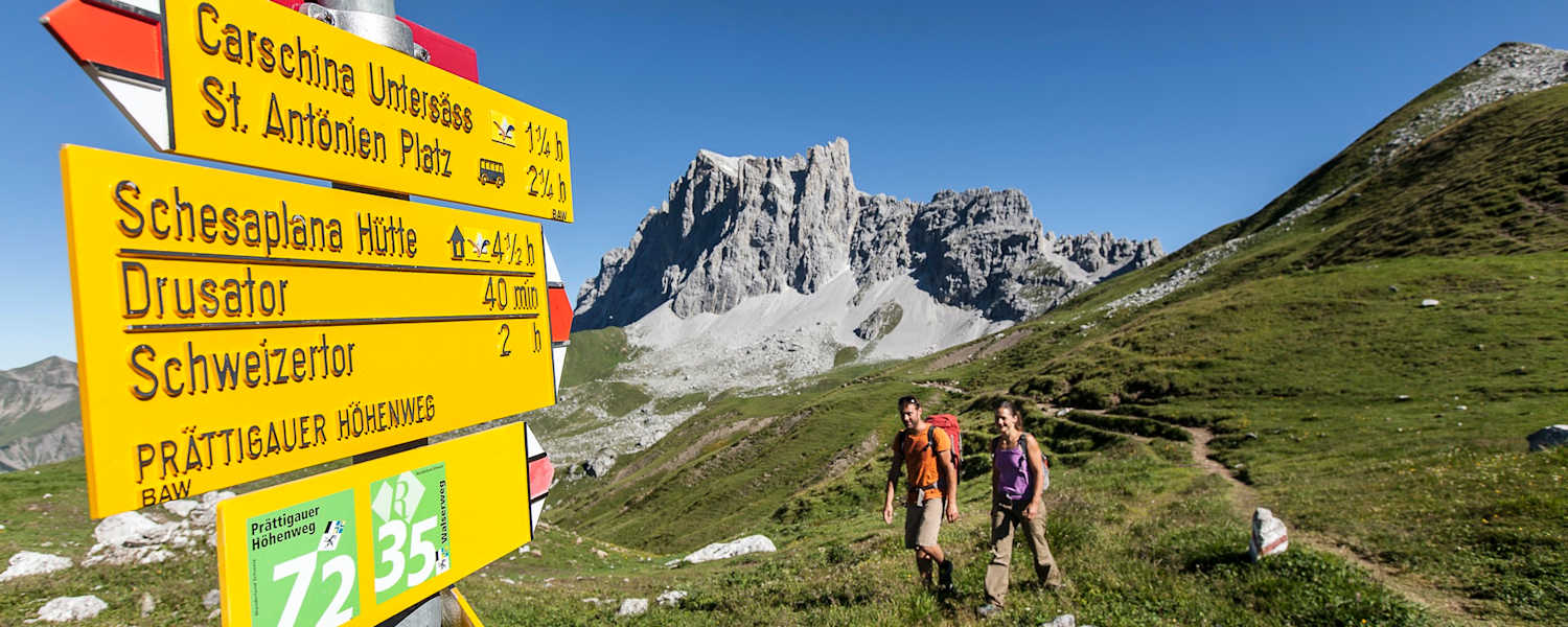 Wandern im Bergsteigerdorf St. Antönien in Graubünden in der Schweiz.