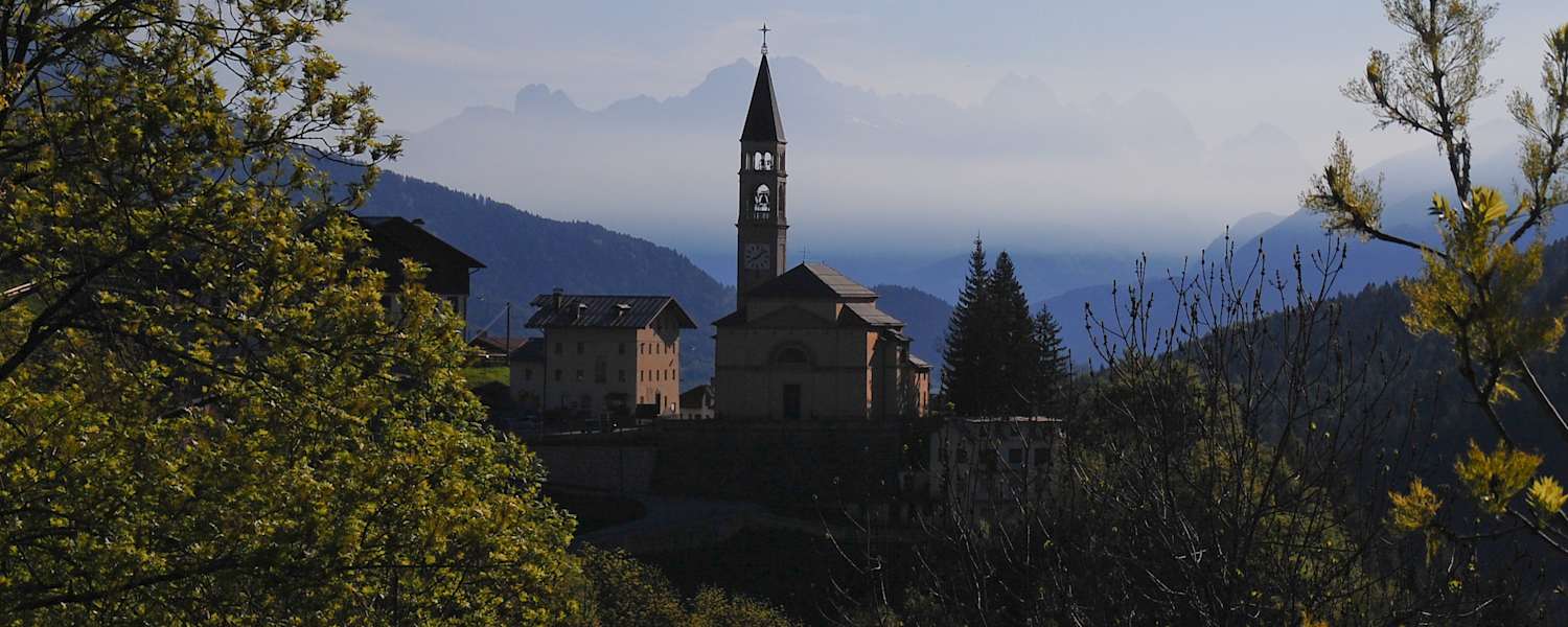 Cibiana di Cadore, im Hintergrund die Grenzberge zum Friaul