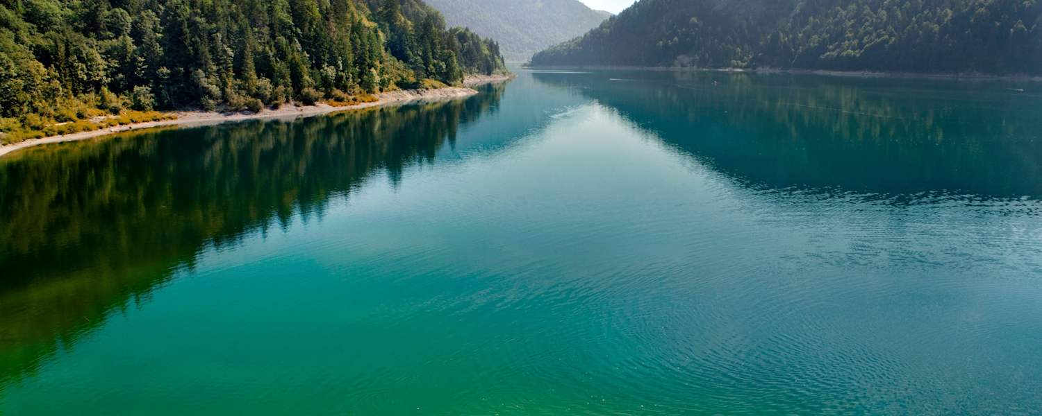 Zwei Sportler alleine am See.