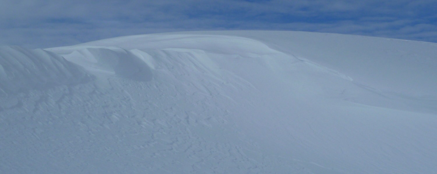 Der Wind formt den Schnee