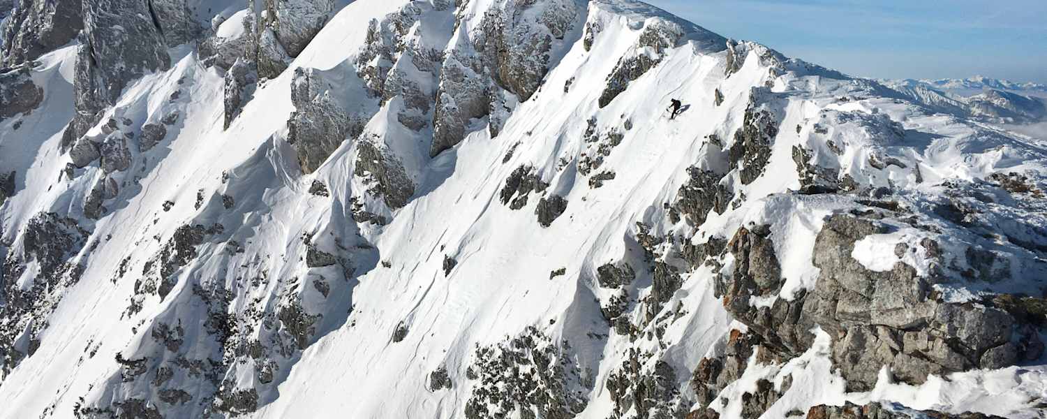 Skifahrer in einer steilen Flanke am Schneeberg in Niederösterreich