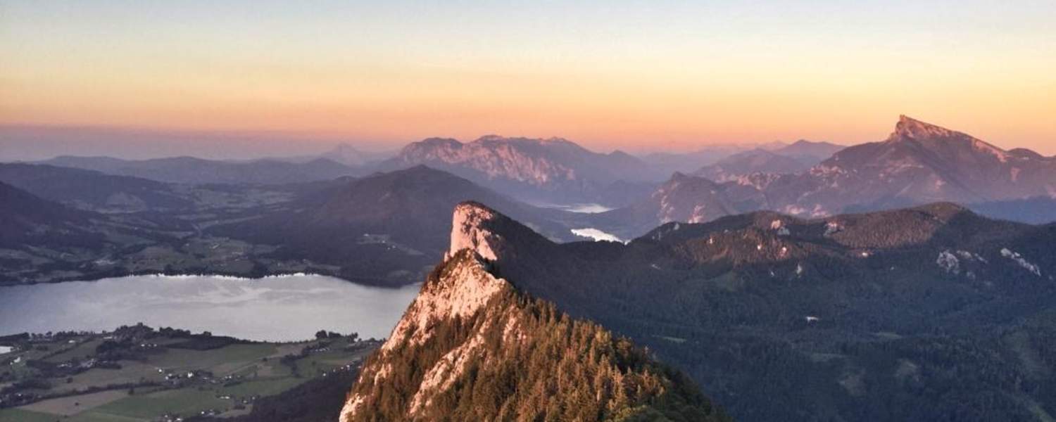 Abendstimmung am Schober (1.328 m) in den Salzkamergut-Bergen mit Blick auf die Drachenwand und den Mondsee