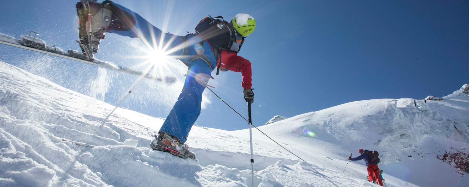 Skitourengeher bei einer Spitzkehre