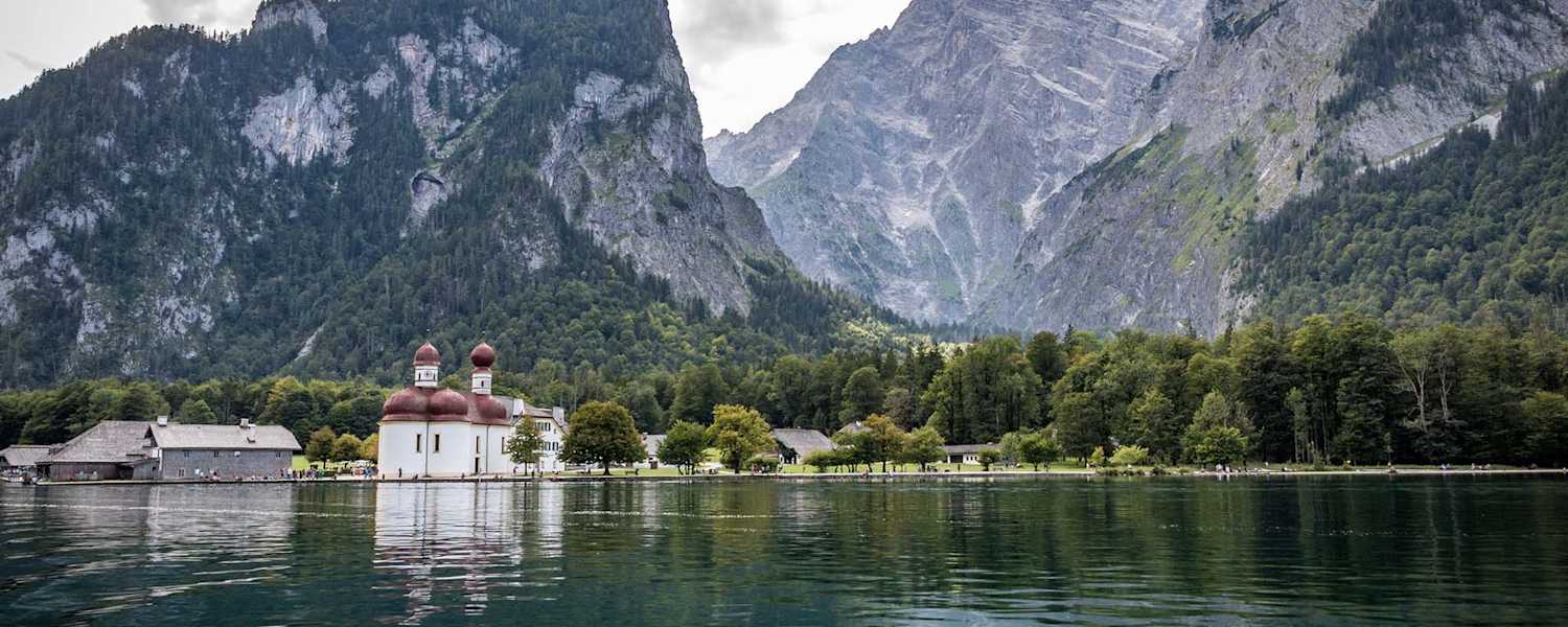 Der Blick auf die Wallfahrtskirche St. Bartholomä auf der Halbinsel Hirschau im Königssee