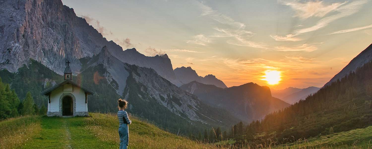 Mädchen bei Sonnenuntergang am Berg
