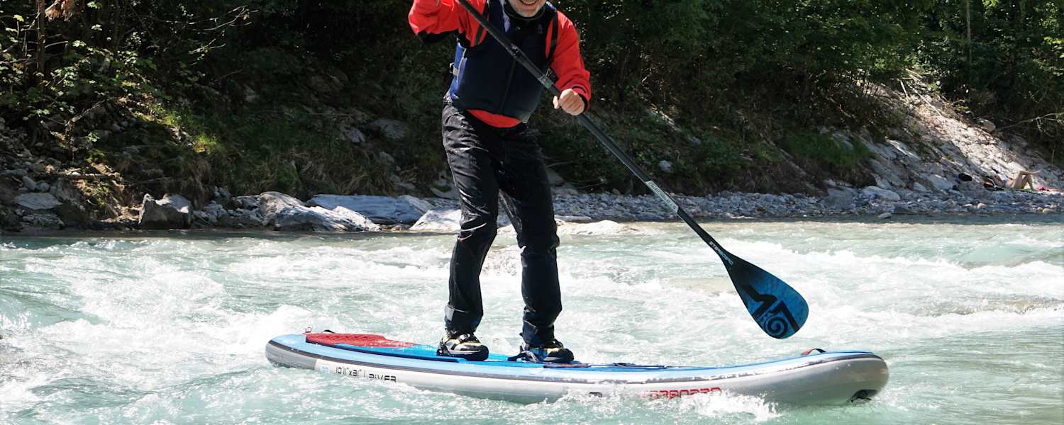 Stand-Up-Paddler im Wildwasser
