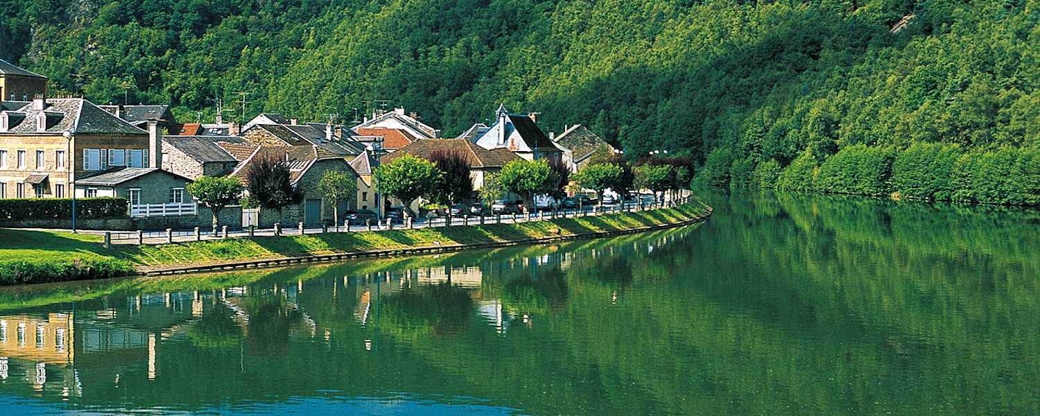 Malerisch liegen die Häuser von Monthermé am Ufer der Maas.