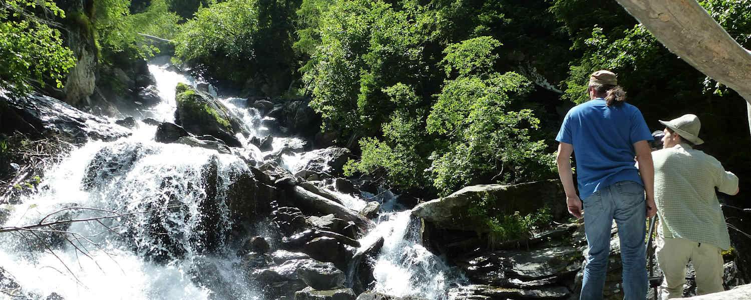 Die Umbalfälle transportieren im Sommer das Gletscherwasser ins Tal
