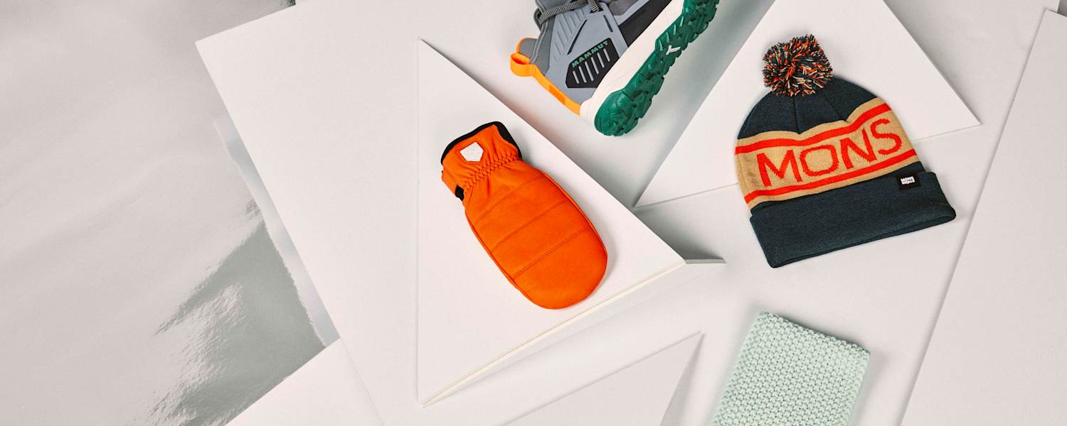 Wintersneakers, Fäustlinge und Mütze für Spaziergänge und kleine Wanderungen im Winter