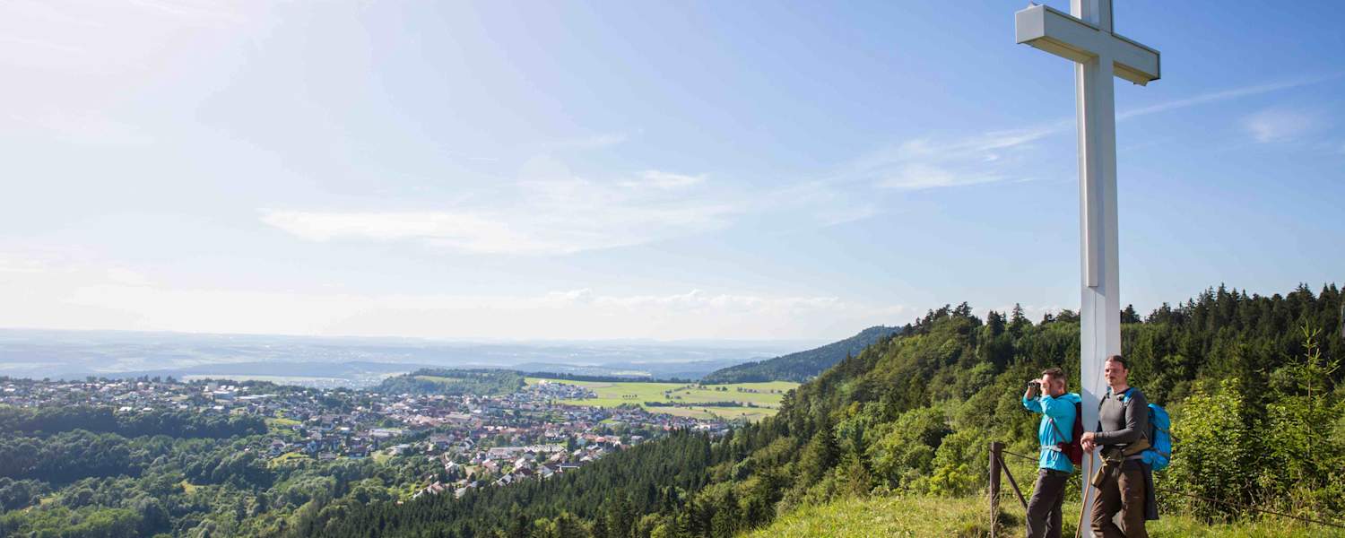 Am Donauberglandweg - Wanderer am Aussichtsberg Kehlen