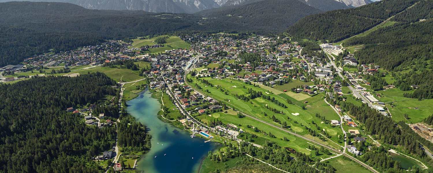 Blick auf Seefeld in Tirol mit Wildsee und Golfplatz