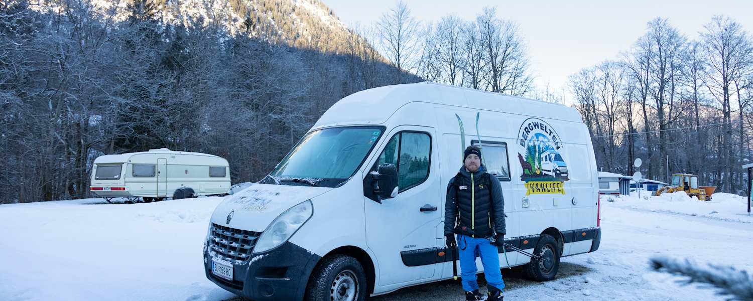 Bergwelten-Redakteur Daniel Kubera mit dem Bergwelten-Van