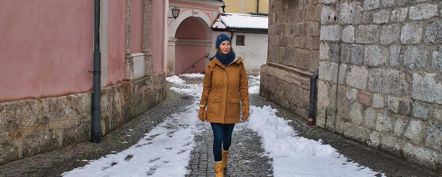 Frau beim Winterbummel