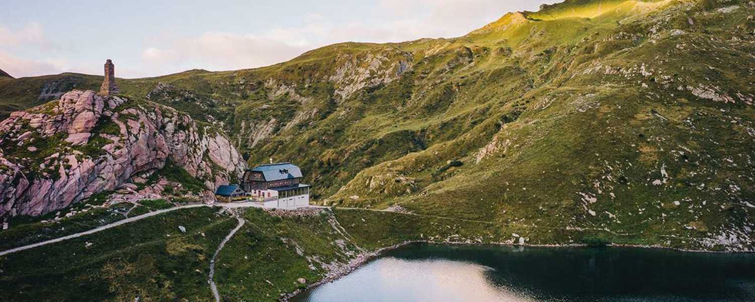 Der Wolayersee mit der Wolayerseehütte (1.951 m) im sanften Abendlicht
