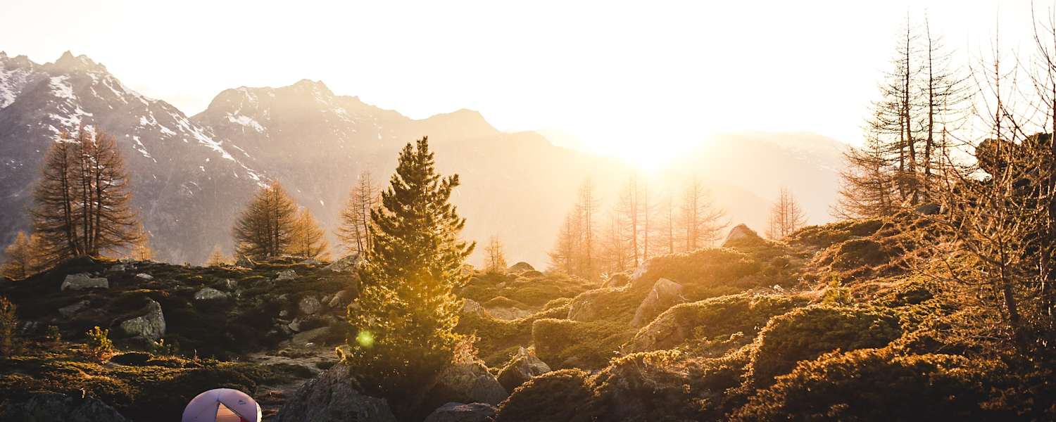 Zelt bei Sonnenuntergang in den Bergen
