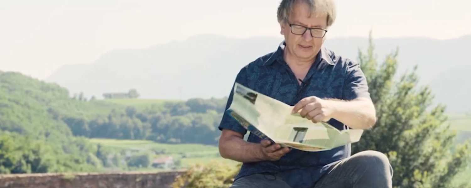 Hans Zippert studiert die Müggelberge