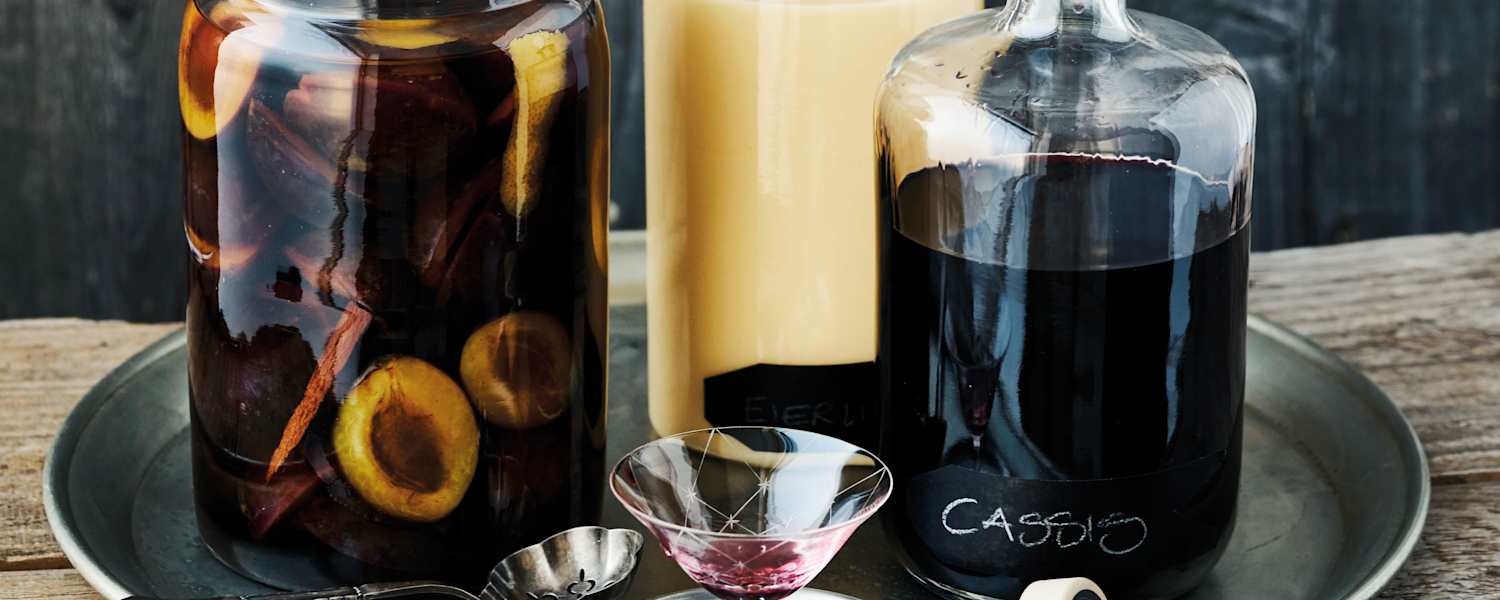 Selbst angesetzter Zwetschgenlikör