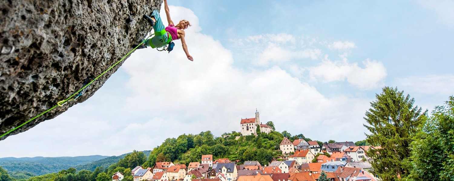 Angy Eiter klettert die 17 Meter lange „Supernase“ am Gernerfels in Gößweinstein. Der Fels gilt als fränkischer Klassiker – auch wegen des überragenden Ausblicks, wenn man oben ist.
