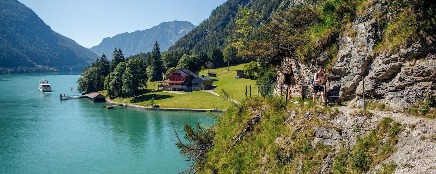 Eine Almhütte die direkt am Achensee liegt
