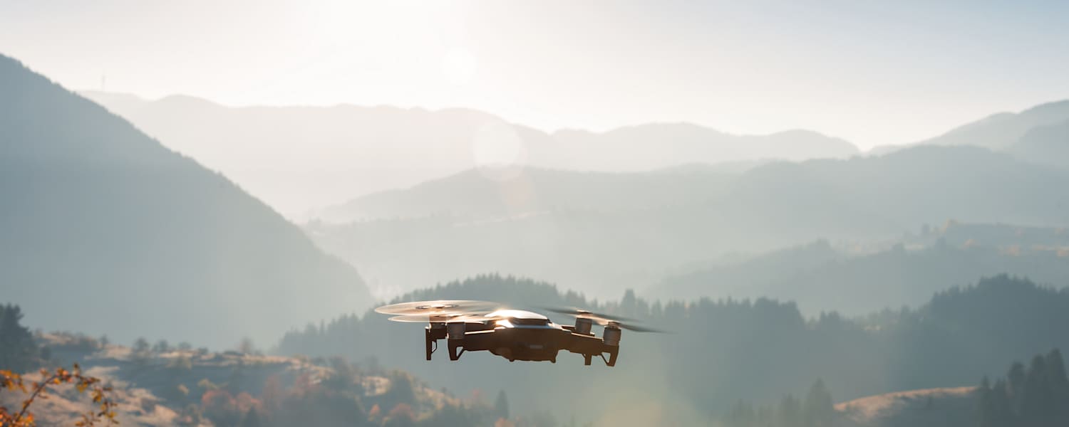 Drohnenflug in den Bergen Bestimmungen