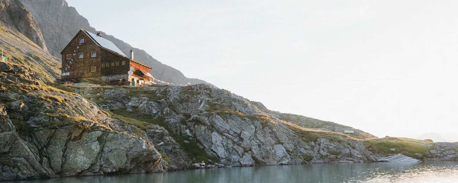 Am Ufer des Gradensees steht die Adolf-Noßberger-Hütte.