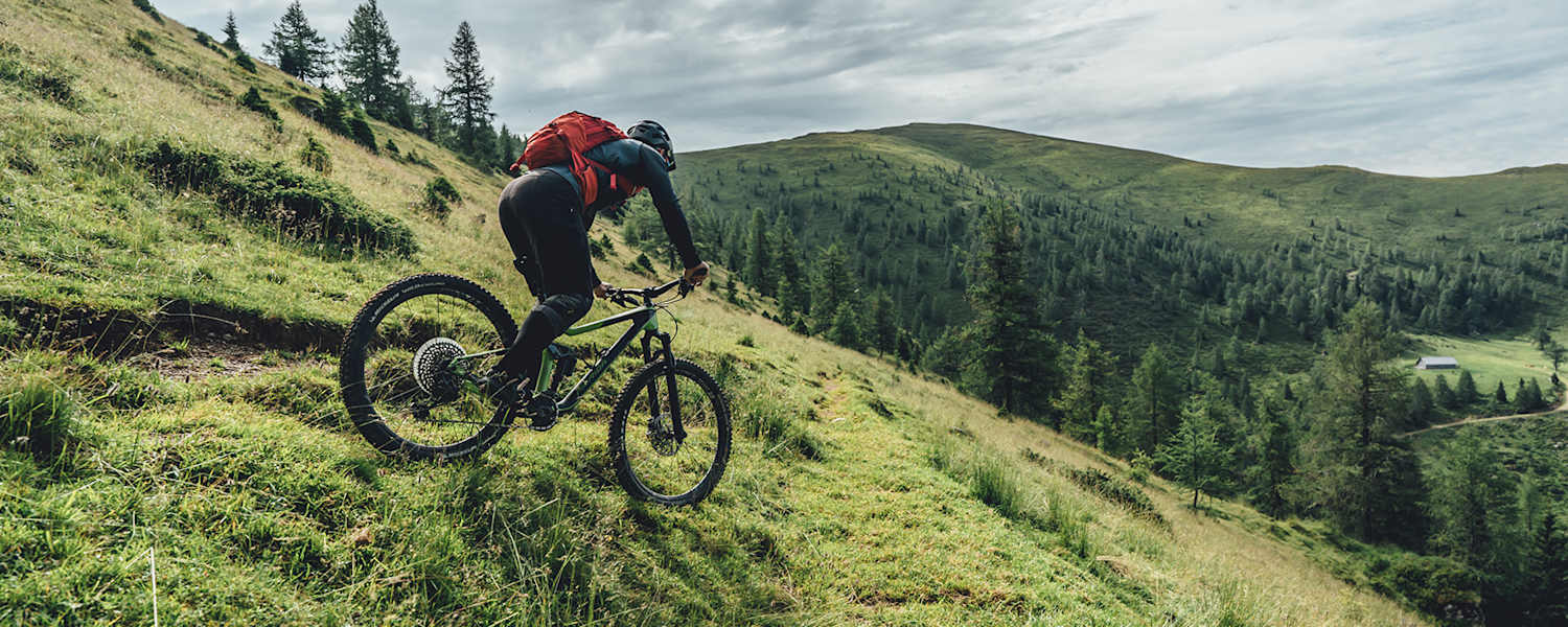 Alex Payer weiß genau, was du für deine ausgiebigen Radtouren brauchst: Die richtige Stärkung für zwischendurch bekommst du mit den Loidl Salamisnacks.