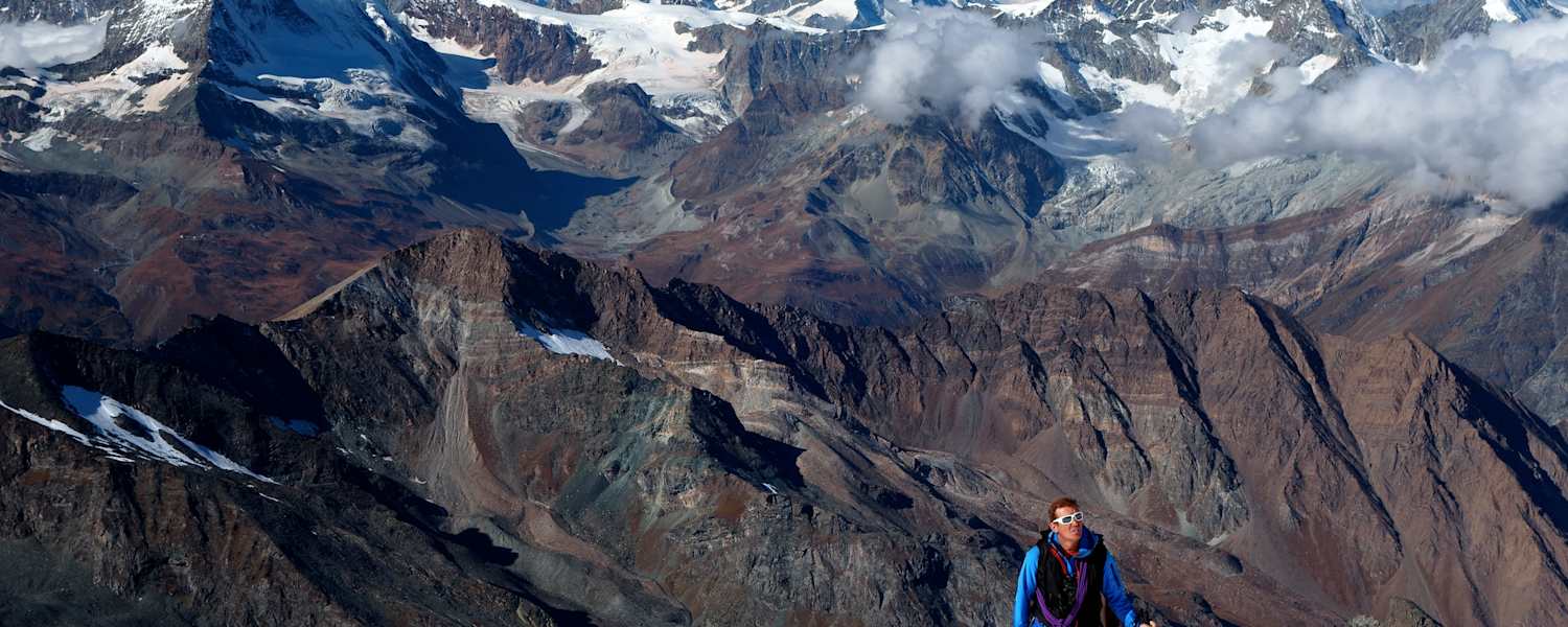 Bergführer im Aufstieg aufs Allalinhorn in der Schweiz