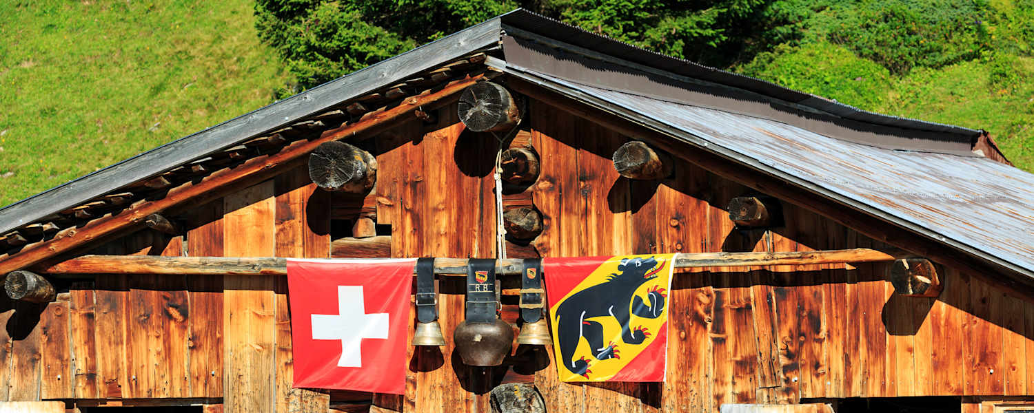 Sommer auf der Alp: Almhütte im Berner Oberland