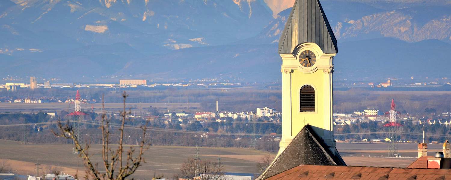 Die Pfarrkirche Hornstein am Westhang des Leithagebirges mit Blick zum Schneeberg