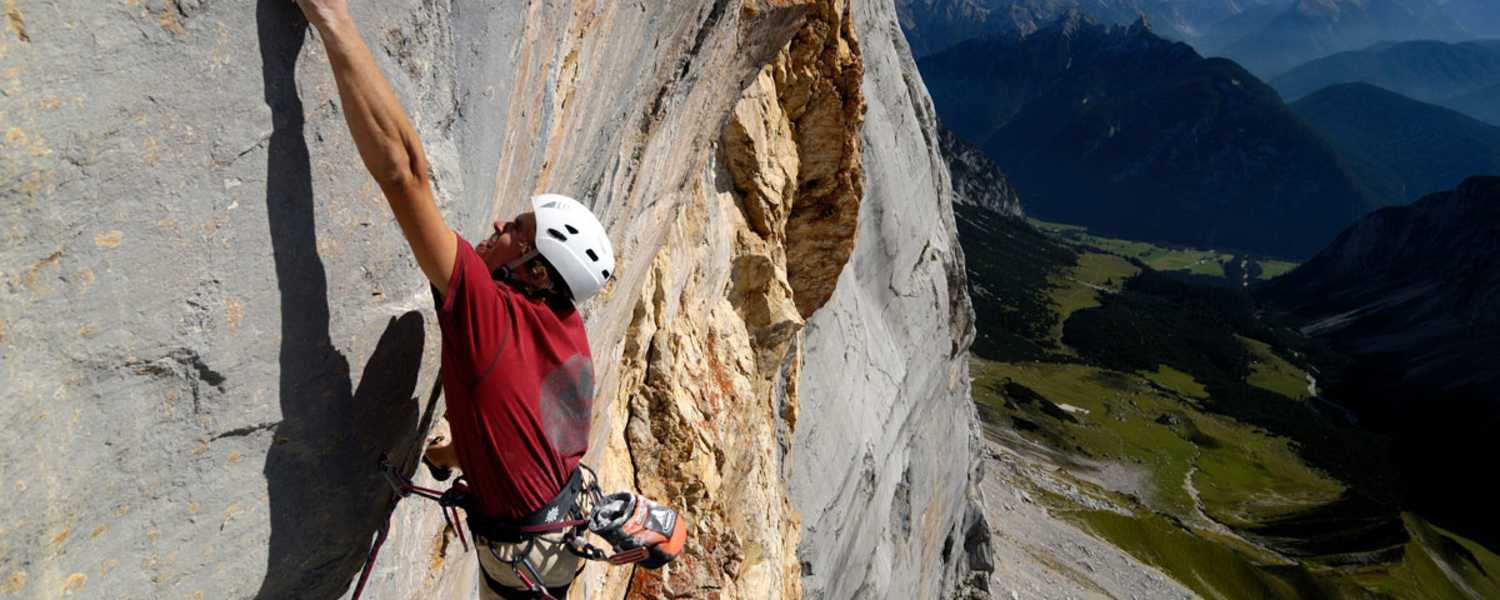 Südwand der Schüsselkarspitze im Tiroler Wettersteingebirge ist berühmt-berüchtigt für ihre anspruchsvollen Alpinrouten
