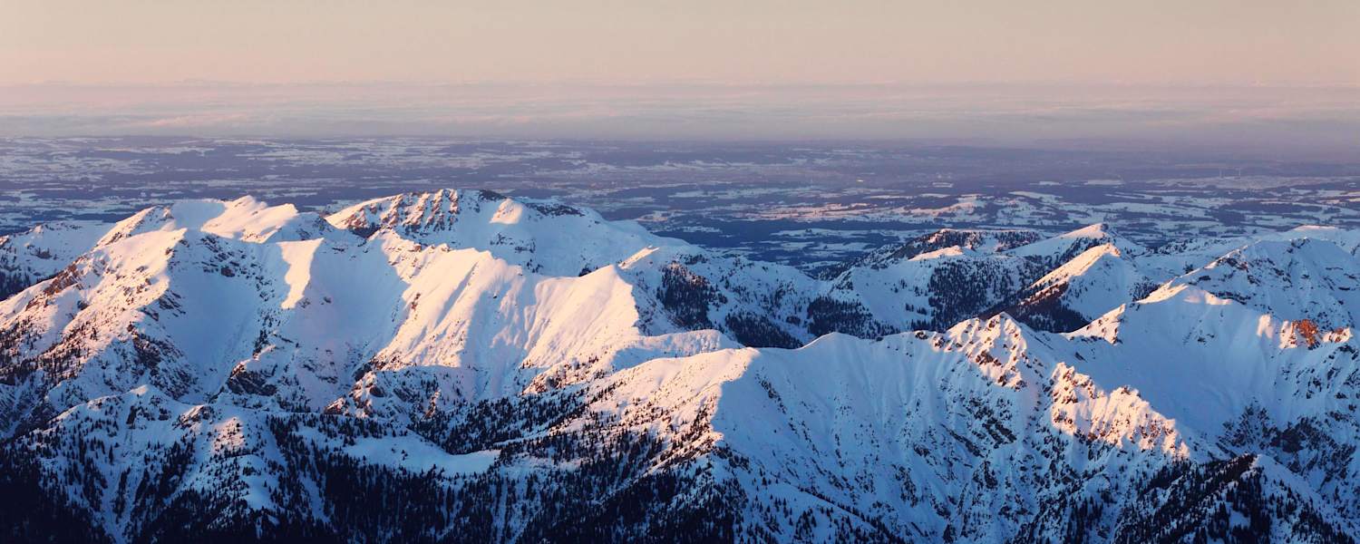 Bayern: Blick in die Ammergauer Alpen mit der Hochplatte