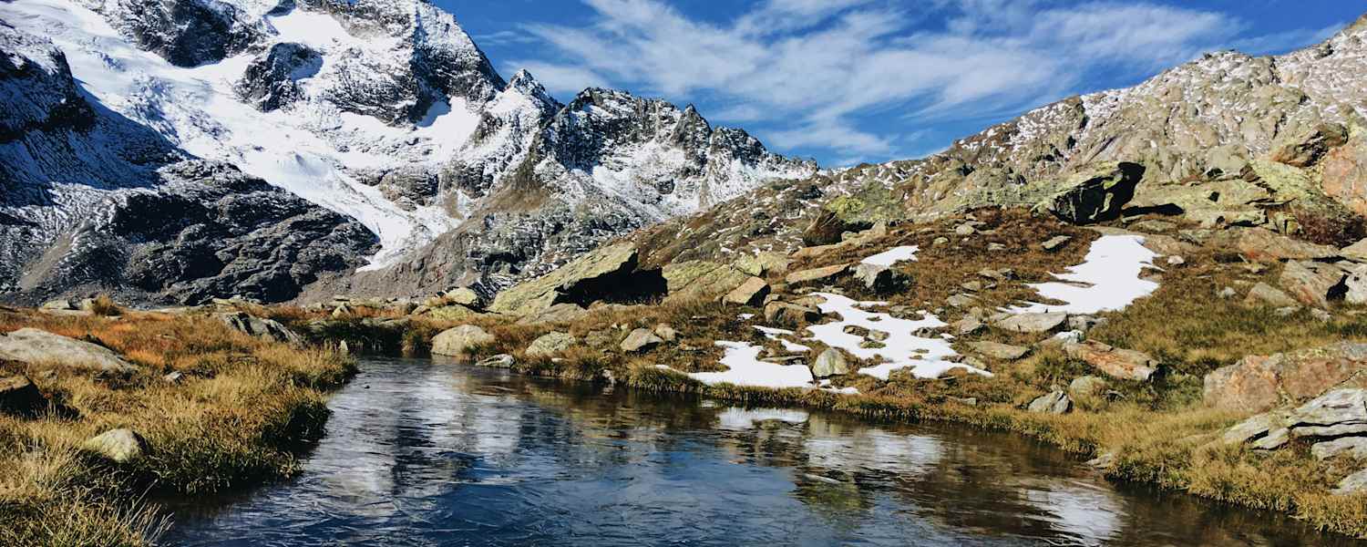 Tessin: Blick auf Bergektte und Bergsee
