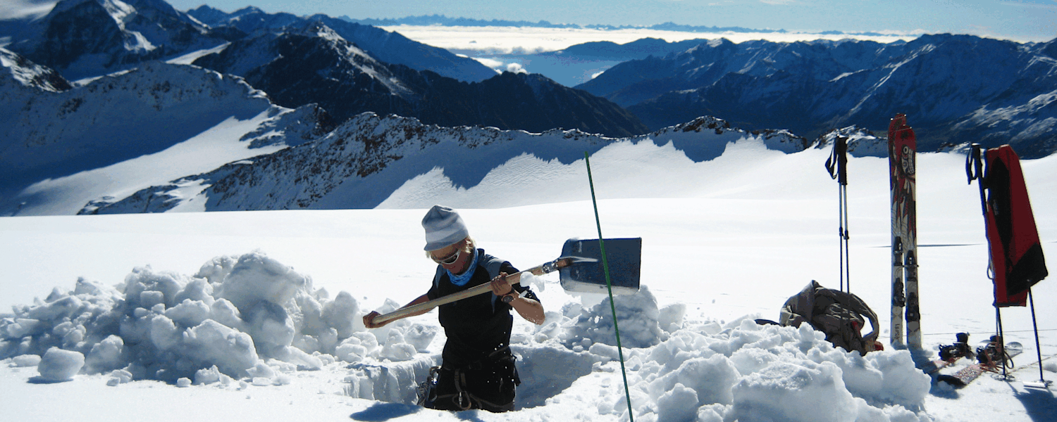 Glaziologin Andrea Fischer bei der Arbeit am Gletscher