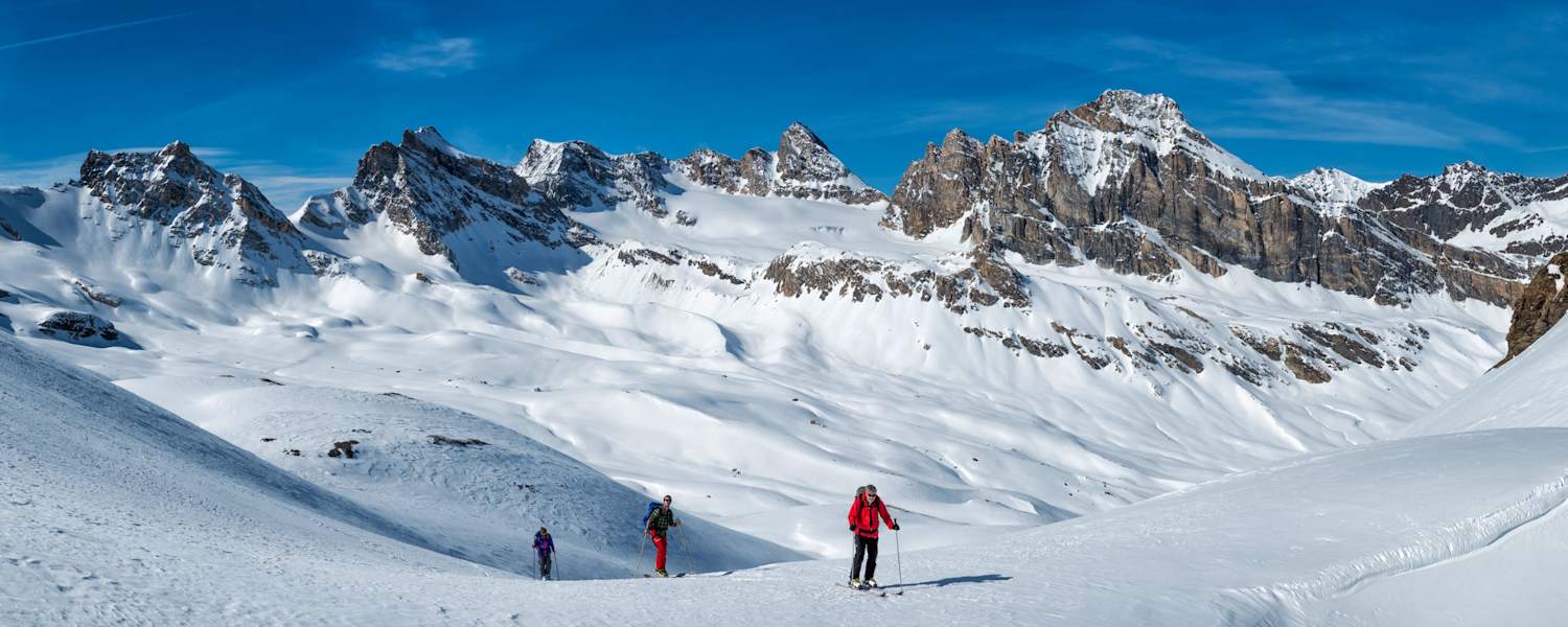 Skitourengeher im Aostatal in Italien