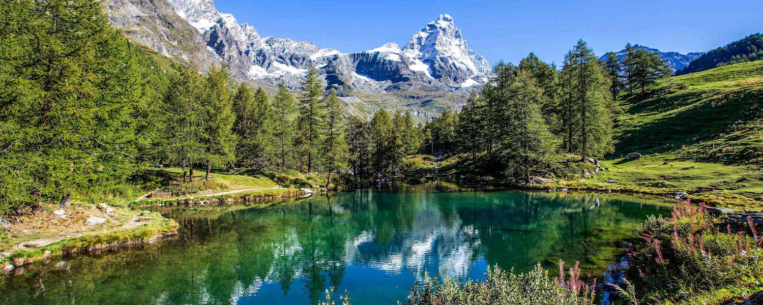 Der Lago Blu mit toller Sicht auf das Matterhorn im Aostatal in Italien.