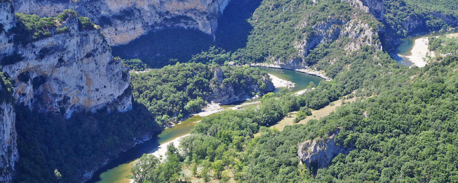 Auf 125 km schlängelt sich die Ardèche durch den gleichnamigen Naturpark.