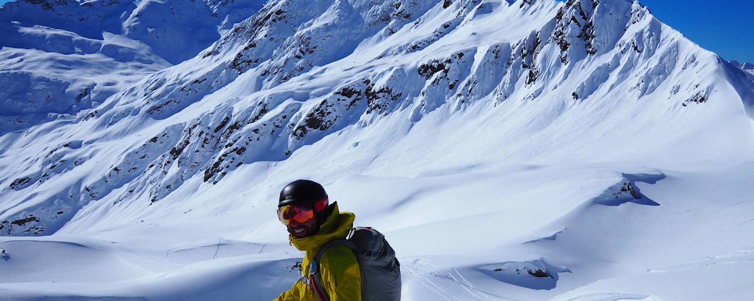 Wintersportler im Gelände: Freeriden am Arlberg