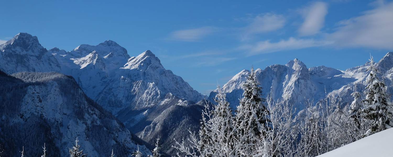 Skitour auf den Dovška Baba in Slowenien: Blick in die Julischen Alpen mit dem Triglav