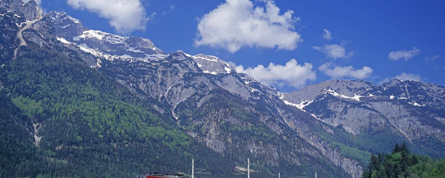 Zug vor Bergpanorama in Salzburg