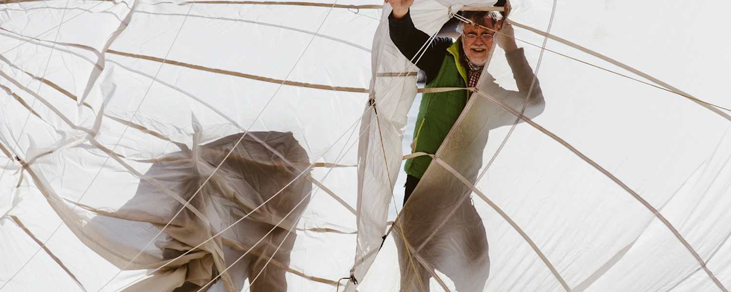 Wolfgang Nairz bereitet den Ballon vor.